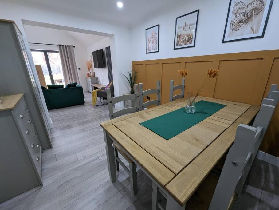 7 Guests - 4 Bedroom - Free Wi-Fi - Kettering Exterior foto